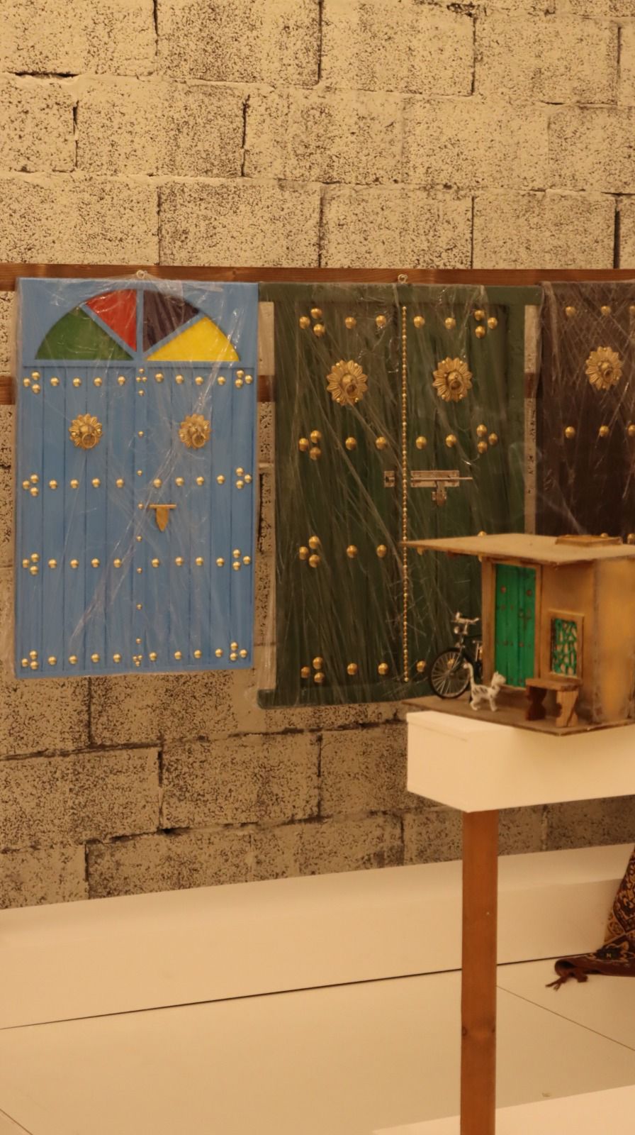 تصويري لحدث جيل الطيبين "أبواب تراثية مصغرة"