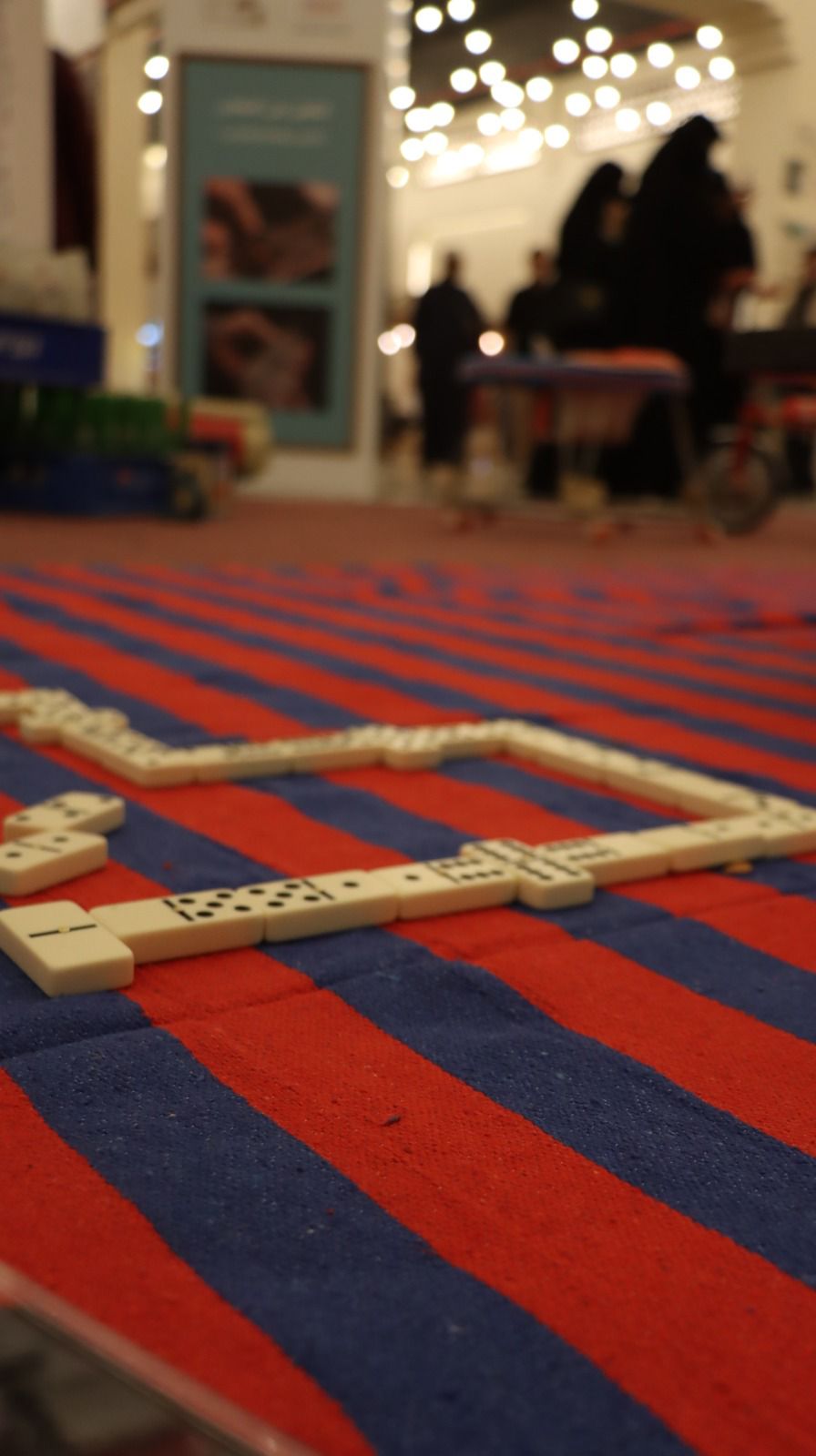 تصويري لحدث جيل الطيبين " لعبة الدومينو على السجاد التقليدي"