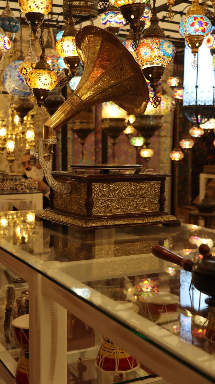 تصويري لحدث جيل الطيبين "الجرامافون الذهبي مع الأضواء"