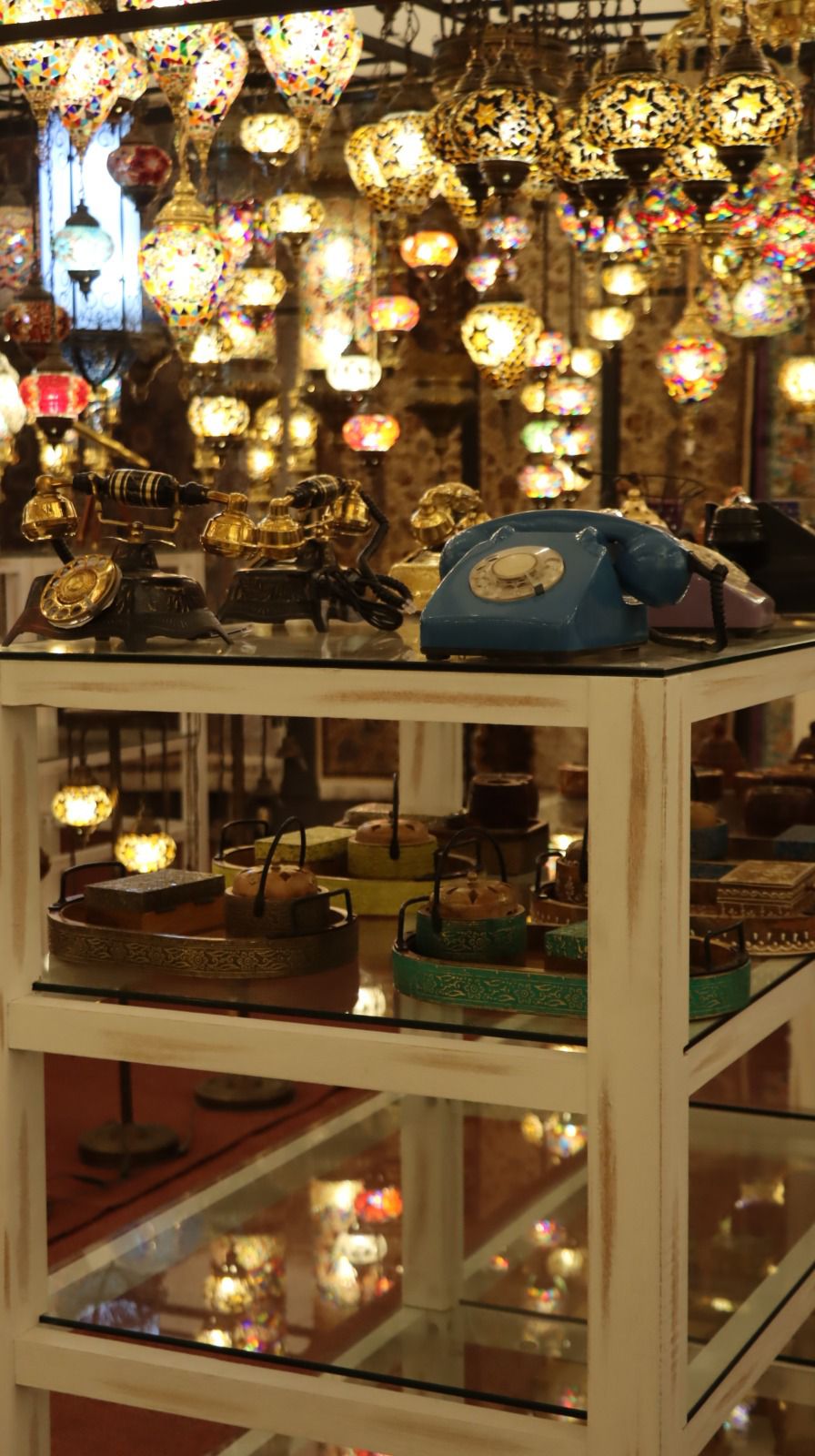 تصويري لحدث جيل الطيبين " فوانيس متوهجة وهواتف كلاسيكية"